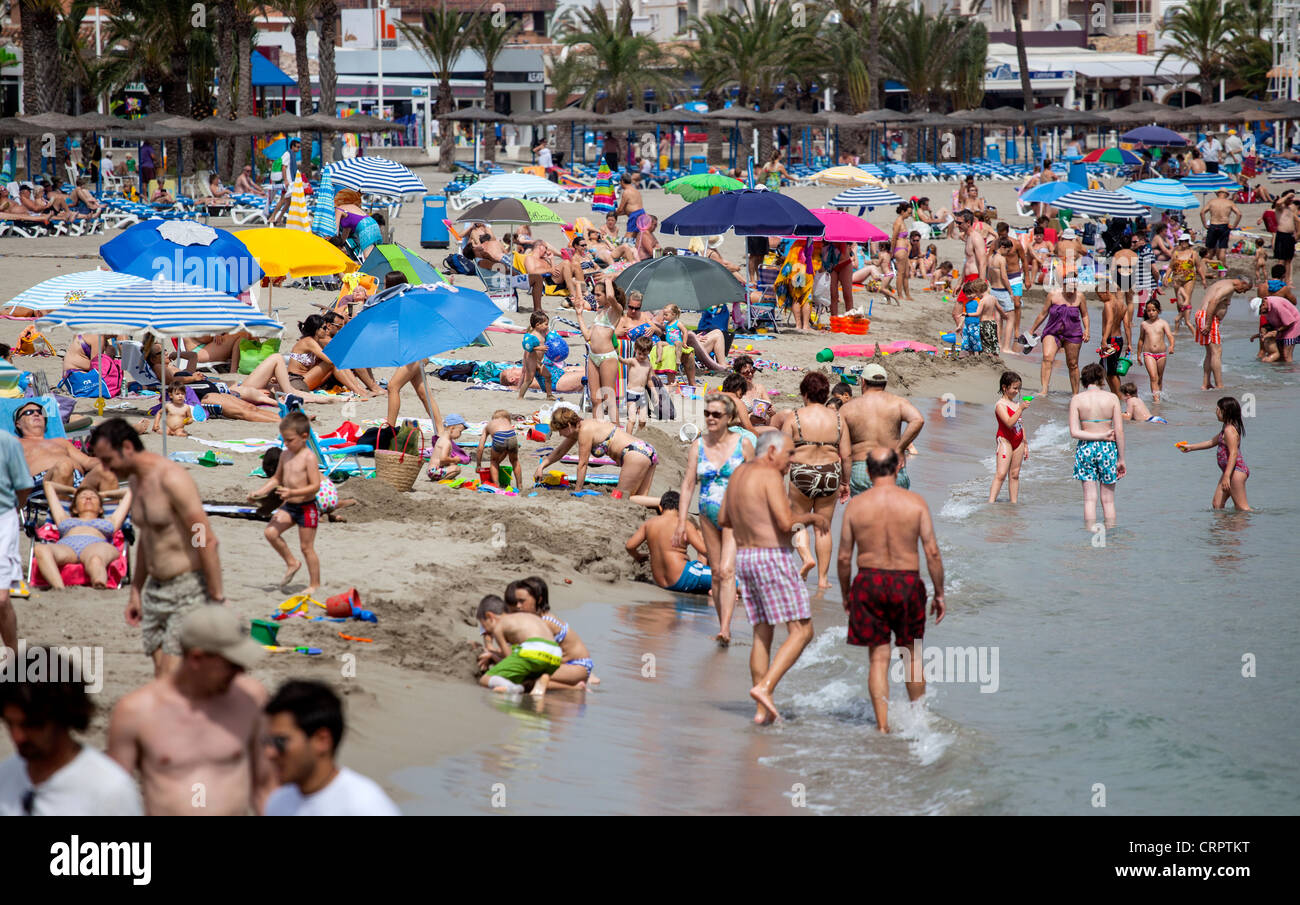 Crowded beach scene hi-res stock photography and images - Alamy