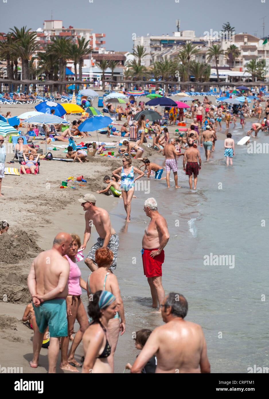 Crowded beach scene hi-res stock photography and images - Alamy