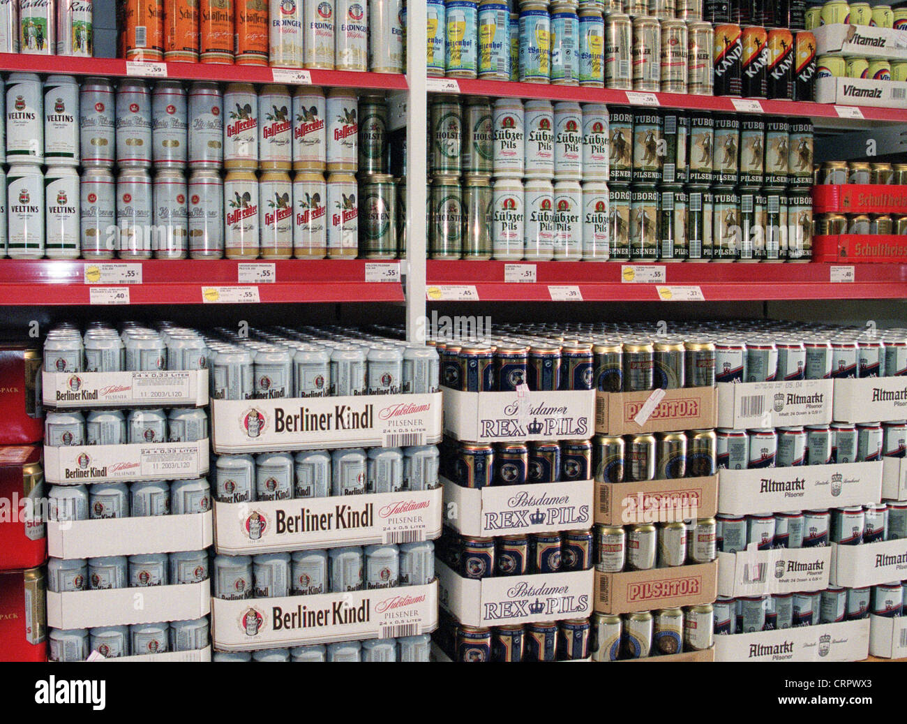 Supermarket beer shelf hi-res stock photography and images - Alamy