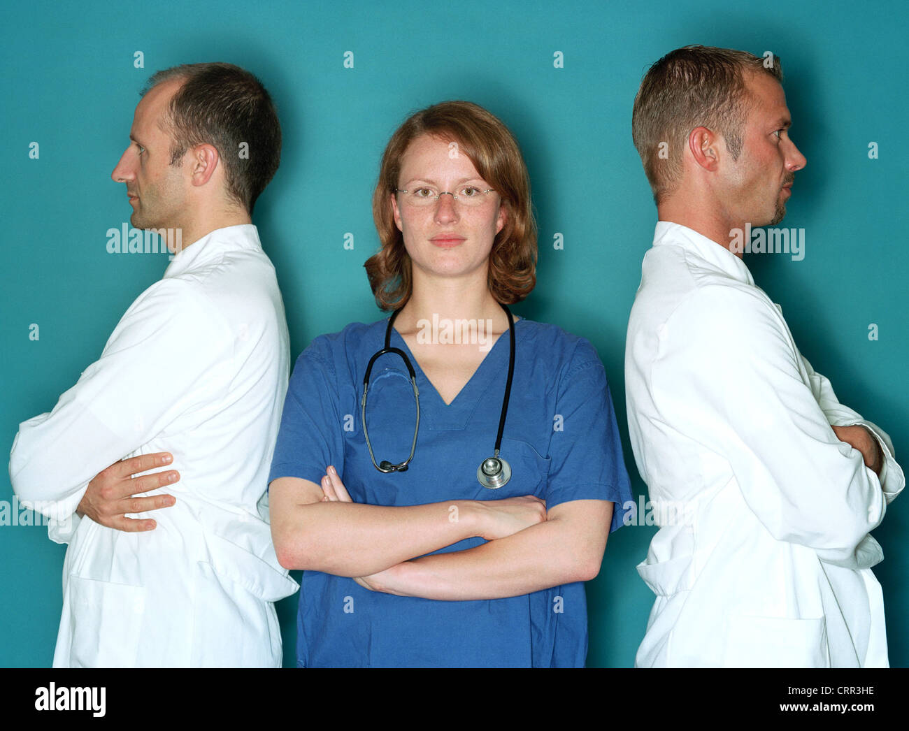 A medic stands between two doctors in lab coats Stock Photo Alamy