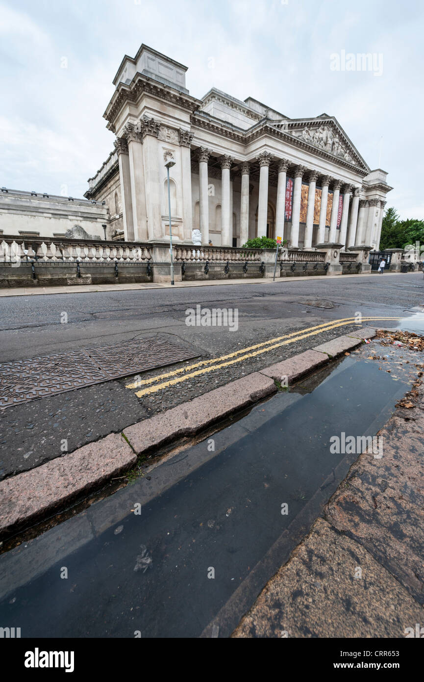 The Fitzwilliam Museum Cambridge with Hobson's Conduit in the foreground Stock Photo