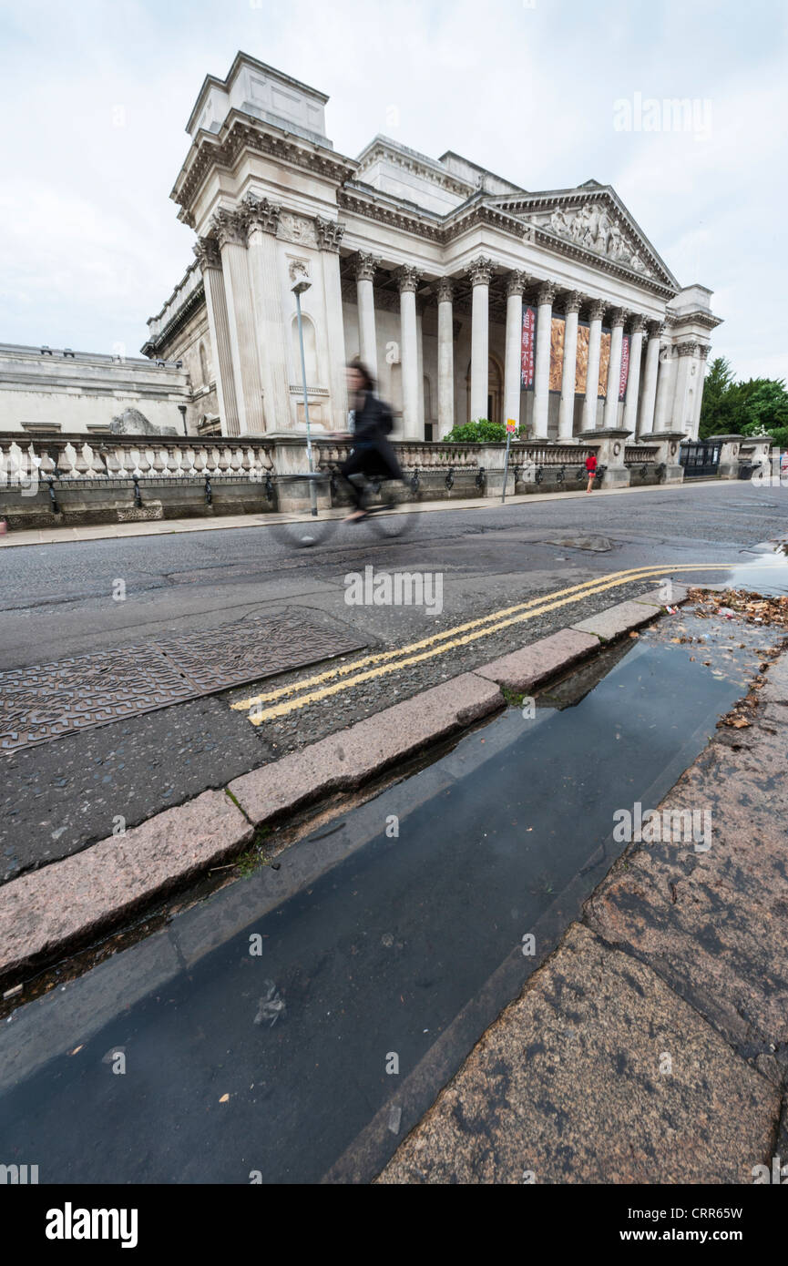 The Fitzwilliam Museum Cambridge with Hobson's Conduit in the foreground Stock Photo