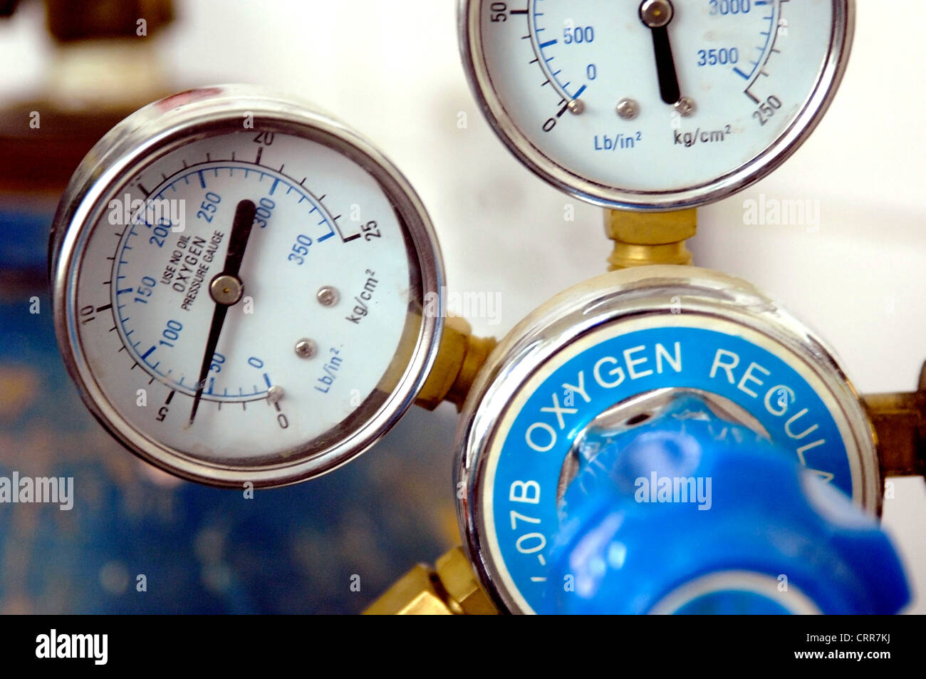 Oxygen regulator pressure gauge Stock Photo - Alamy
