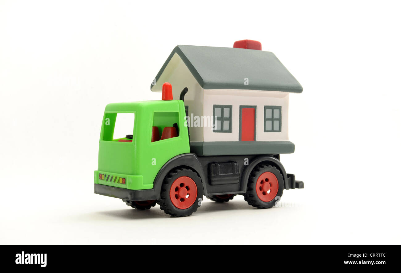 MODEL HOUSE ON BACK OF LORRY RE MOVING COSTS HOUSE BUYING PRICES PROPERTY MARKET HOUSING HOUSEHOLD BUDGETS CRISIS BUYERS MOVE UK Stock Photo