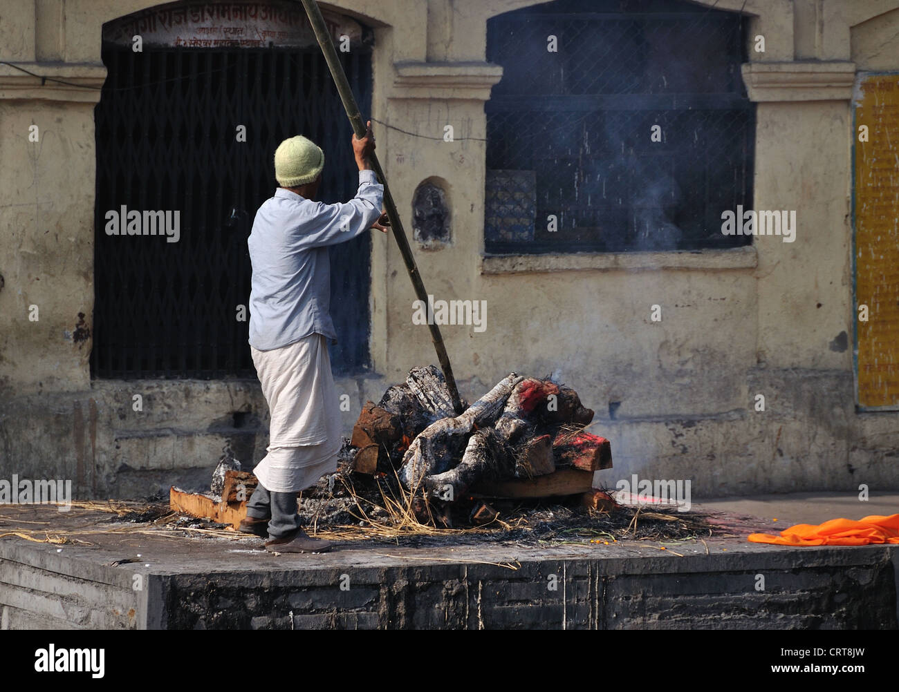 Cremation taking place at Pashupatinath, Kathmandu, Nepal Stock Photo