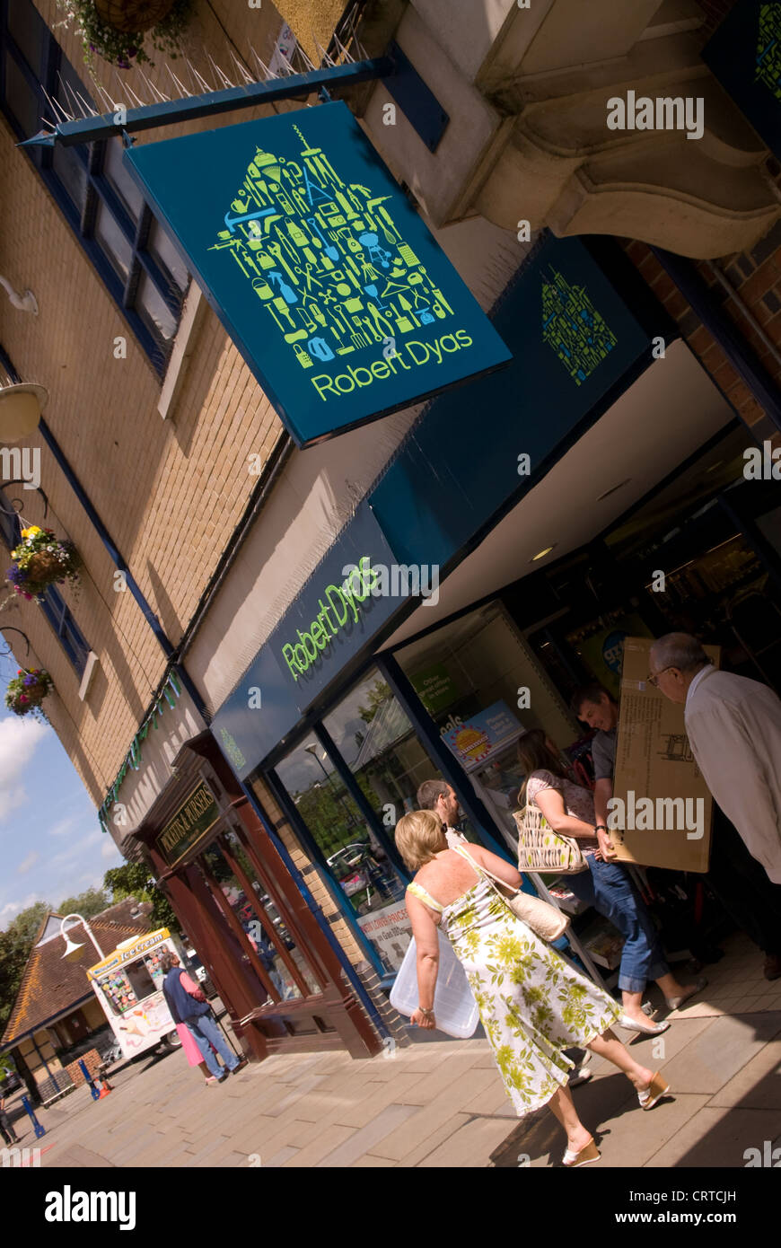 Robert dyas stores hires stock photography and images Alamy