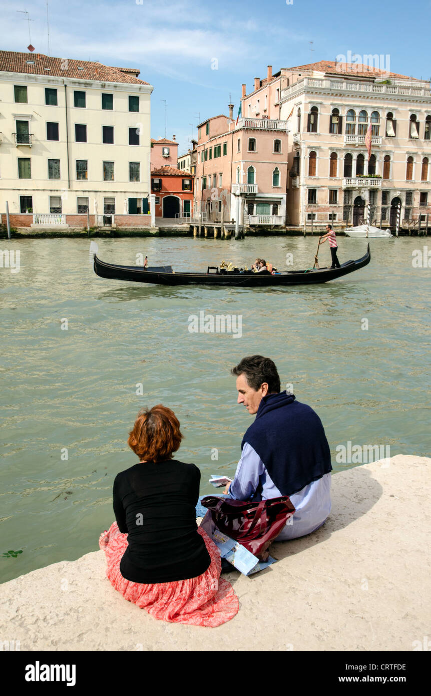 Gondola venice couple hi-res stock photography and images - Alamy