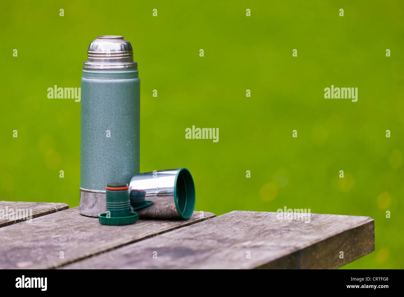https://c8.alamy.com/comp/CRTFG8/thermos-flask-with-stopper-and-cup-cu-CRTFG8.jpg