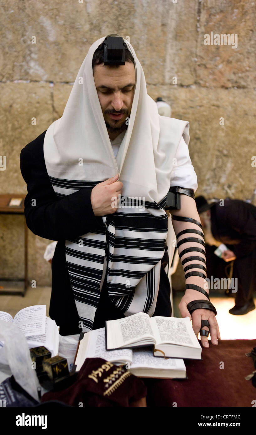 A religious Jew praying, The Wailing Wall, Old City of Jerusalem, Israel Stock Photo - Alamy