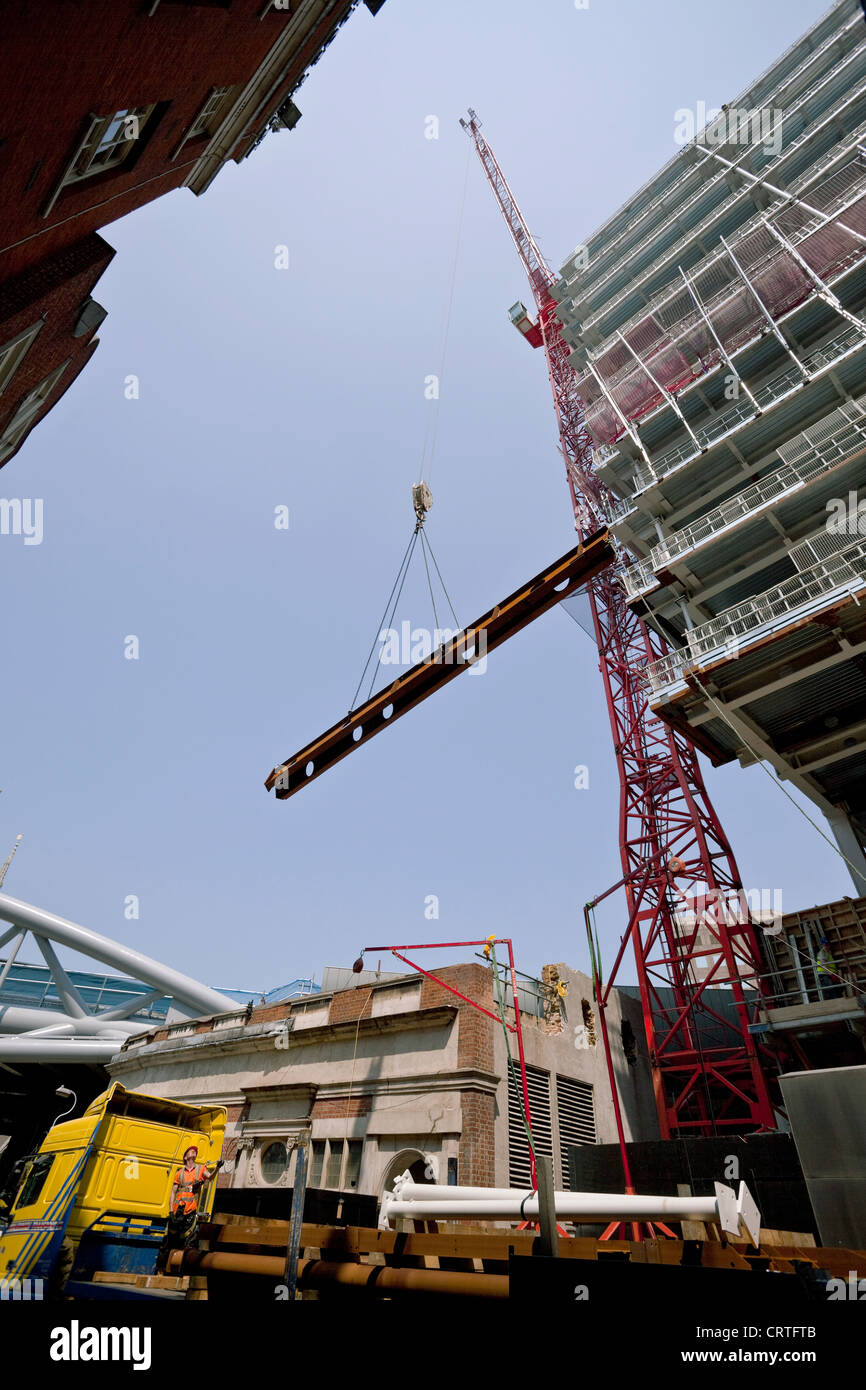 Tall lifting crane hi-res stock photography and images - Alamy