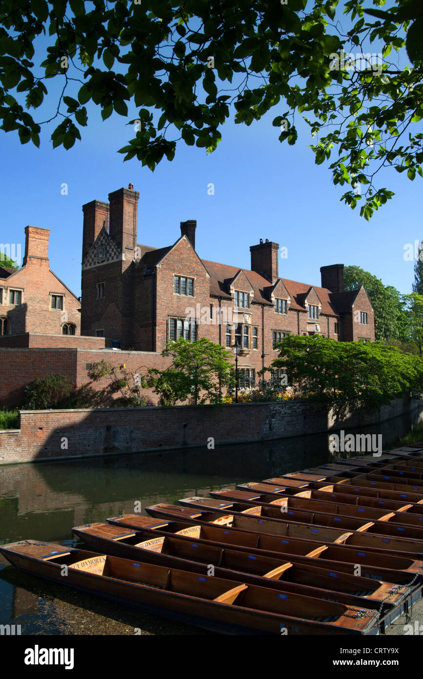 Riverside Cambridge, Magdalene College, Punts on river Cam, England UK Stock Photo
