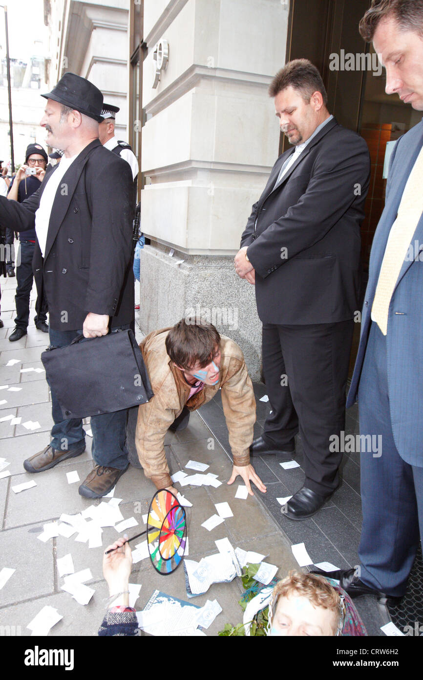 Carnival of Dirt protesters outside the corporate offices of Glencore in London Stock Photo