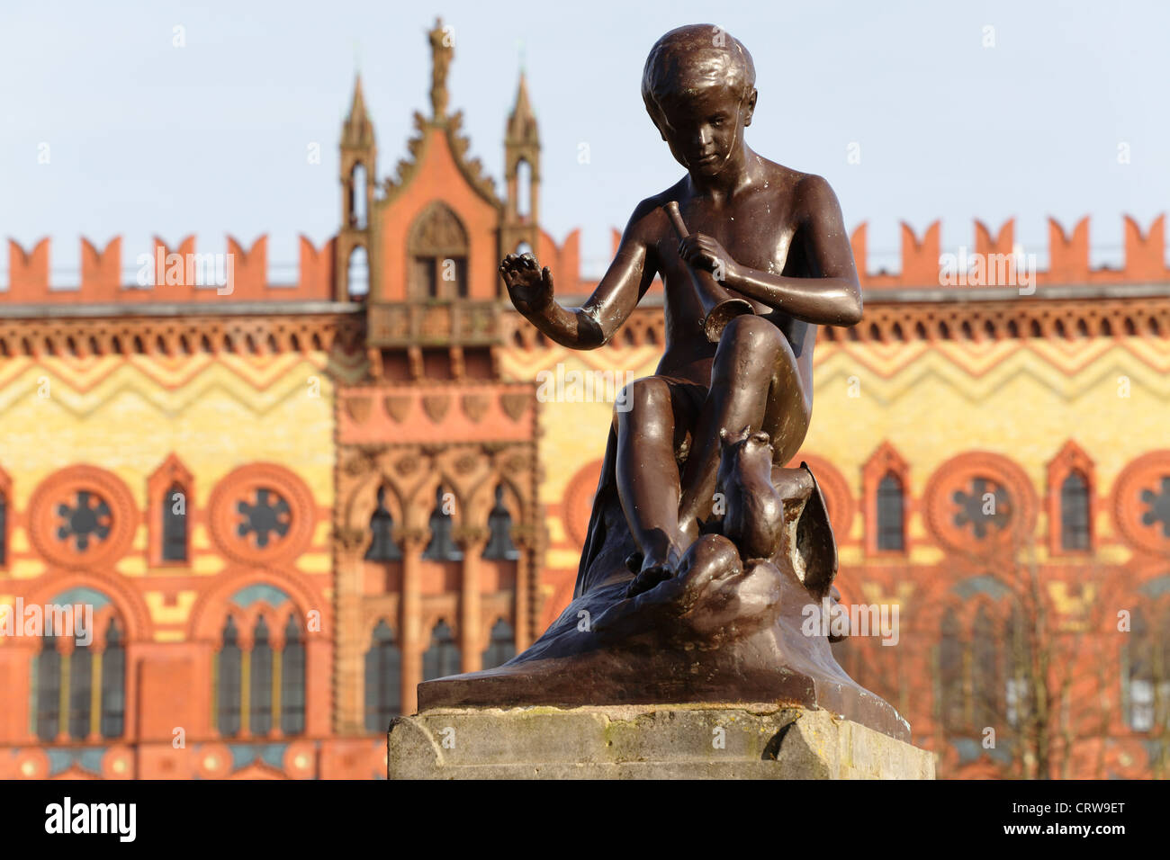 Pied Piper bronze statue on Glasgow Green with the former Templeton Carpet Factory in the background, Glasgow, Scotland, UK Stock Photo