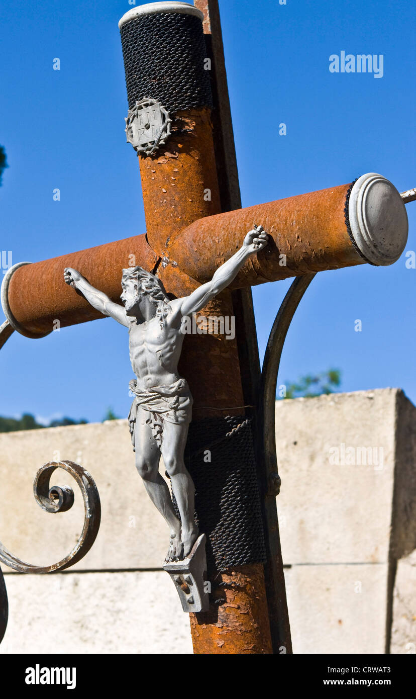 Statue of jesus on cross hi-res stock photography and images - Alamy