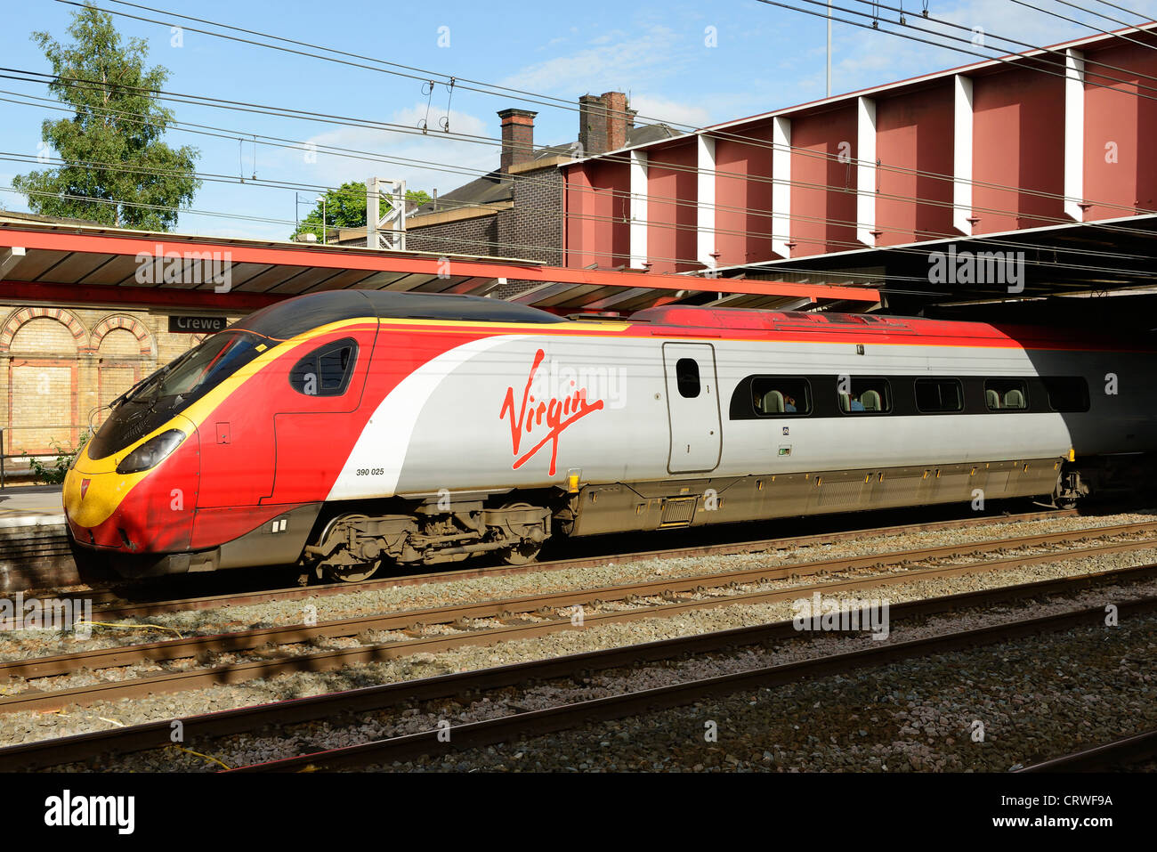 Virgin pendolino train at Crewe station Stock Photo