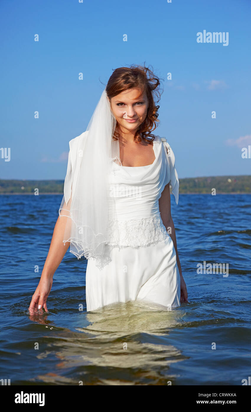 Купалась в платье. Искупалась в платье. Невеста купается. Платье для купания. Девушка в белом платье купается.