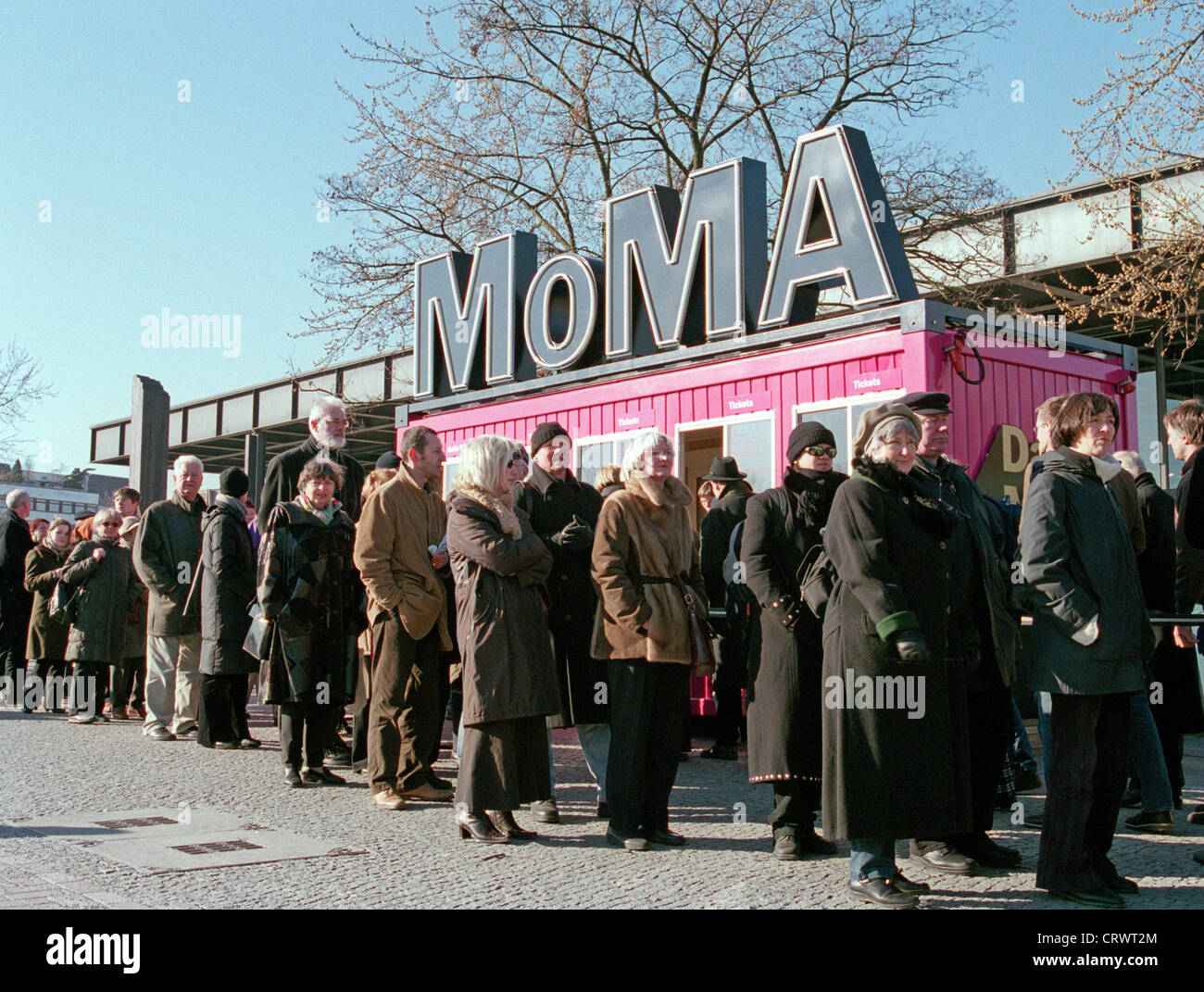 mund Agurk Final Visitors queue for the MoMA exhibition in Berlin Stock Photo - Alamy