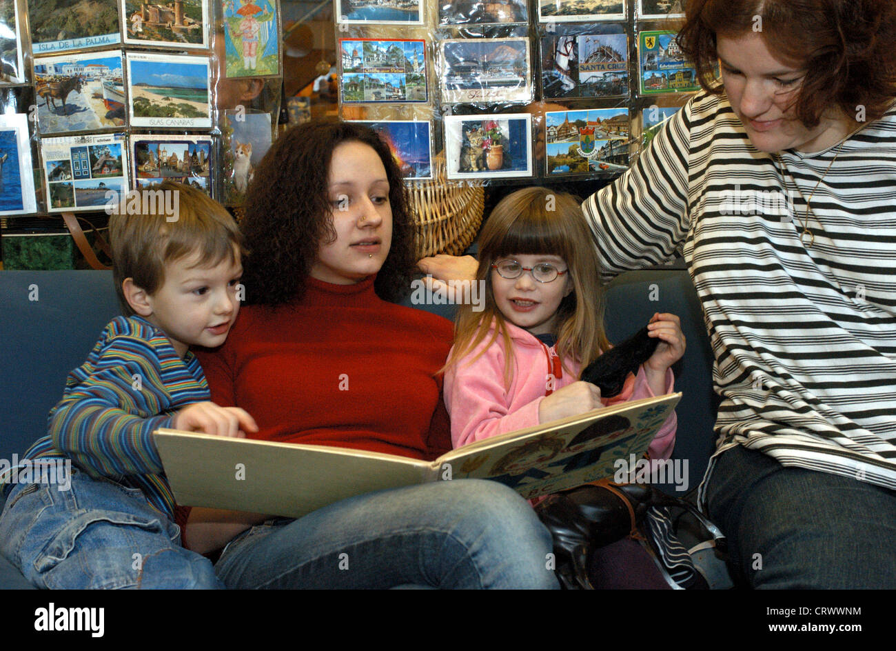  Reading hour in INA kindergarten, Berlin Stock Photo - Alamy Bildidee 