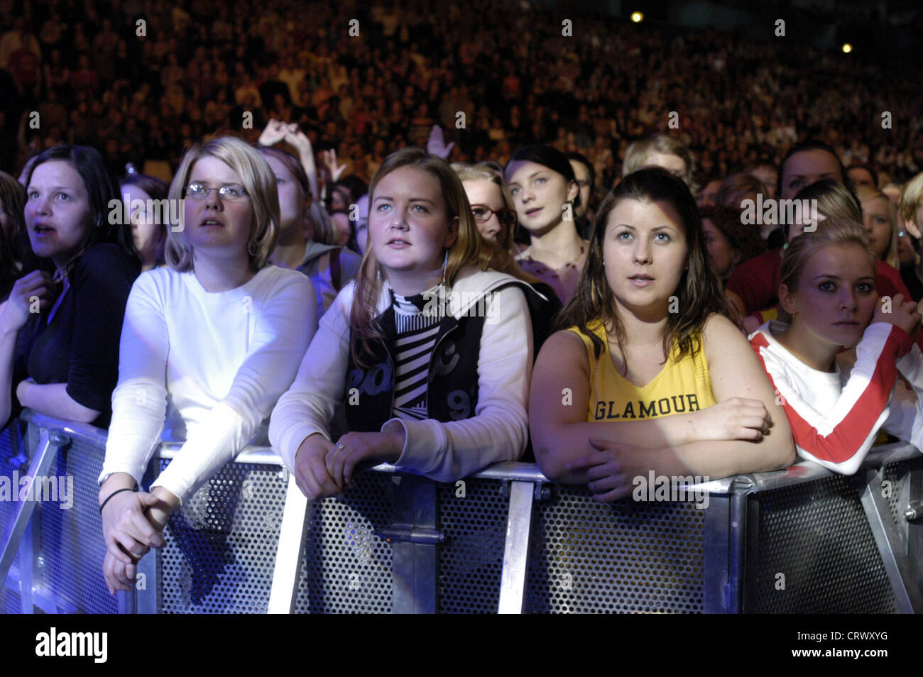 løbetur Blind leje Fans at a Robbie Williams concert in Helsinki Stock Photo - Alamy