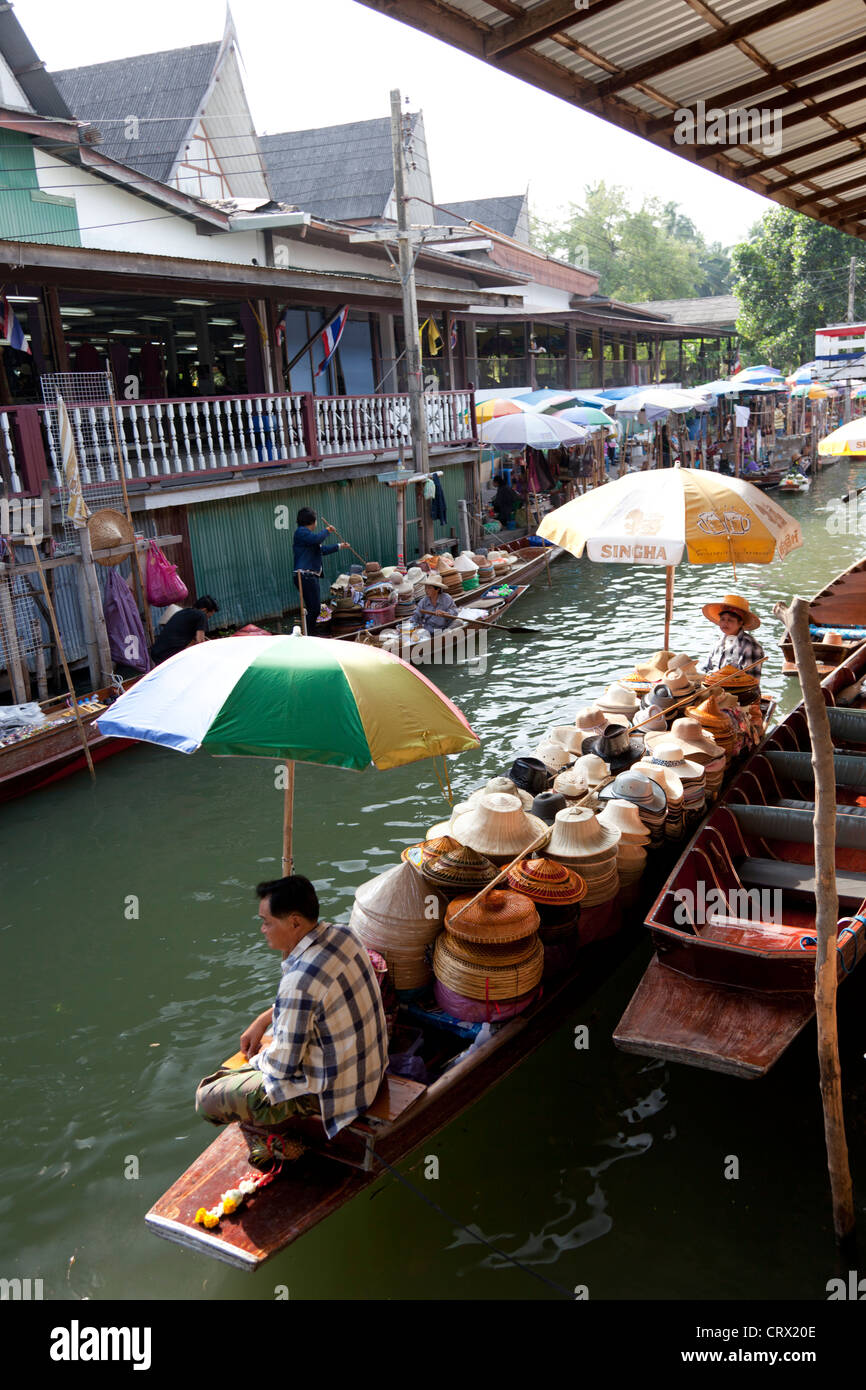 The Damnoen Saduak floating market, a major tourist destination in Thailand. Le marché flottant de Damnoen Saduak en Thaïlande. Stock Photo