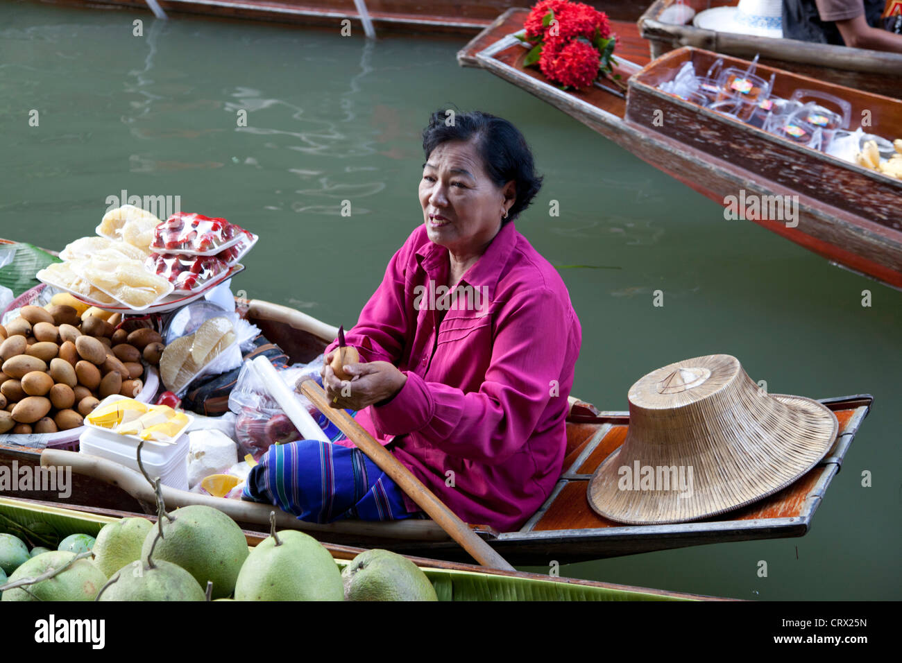 The Damnoen Saduak floating market, a major tourist destination in Thailand. Le marché flottant de Damnoen Saduak en Thaïlande. Stock Photo