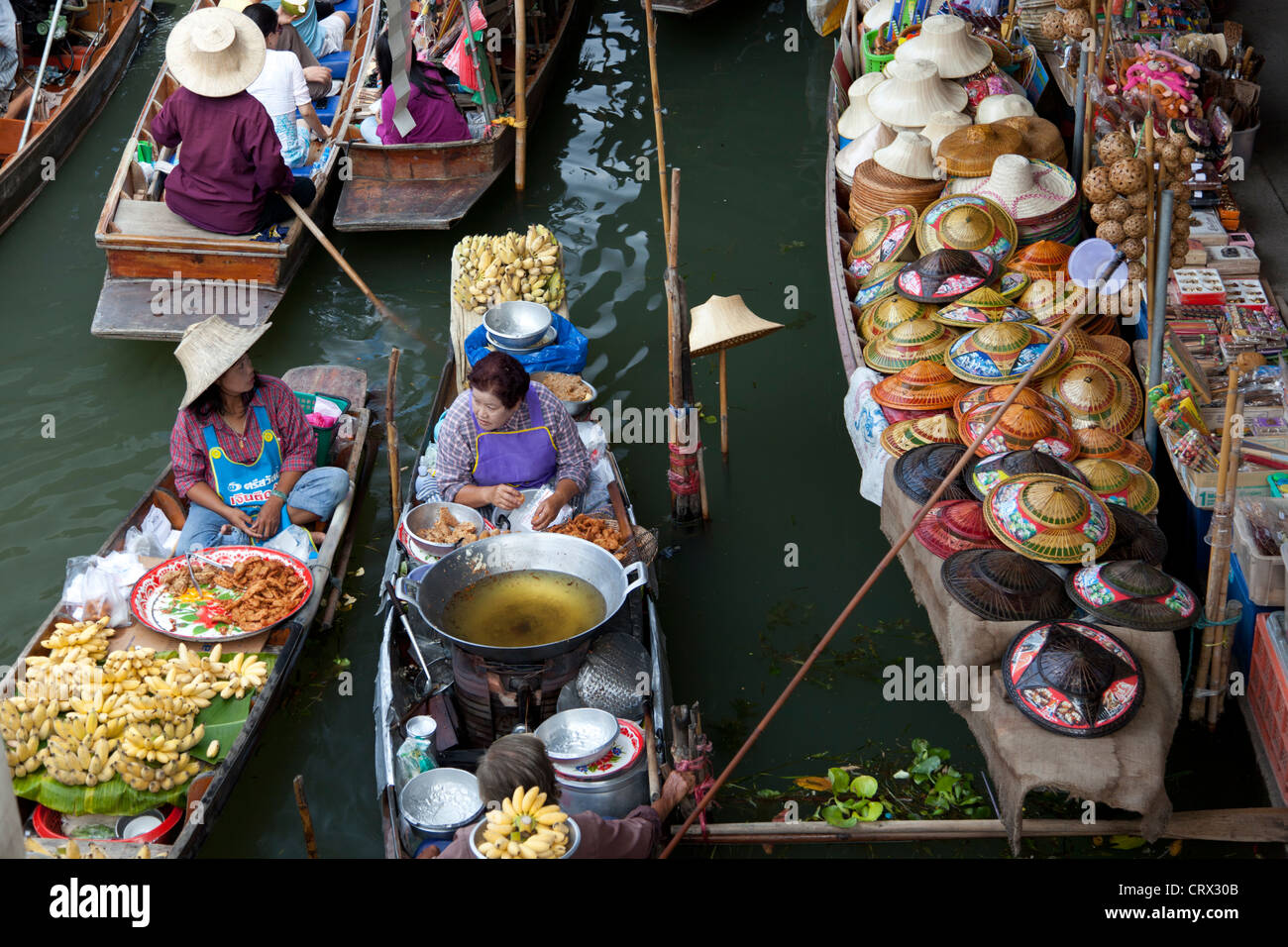 The Damnoen Saduak floating market, a major tourist destination in Thailand. Le marché flottant de Damnoen Saduak en Thaïlande. Stock Photo