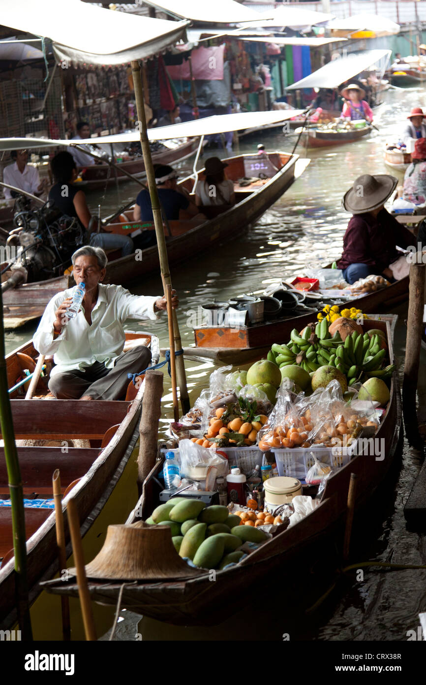 The Damnoen Saduak floating market, a major tourist destination in Thailand. Le marché flottant de Damnoen Saduak en Thaïlande. Stock Photo