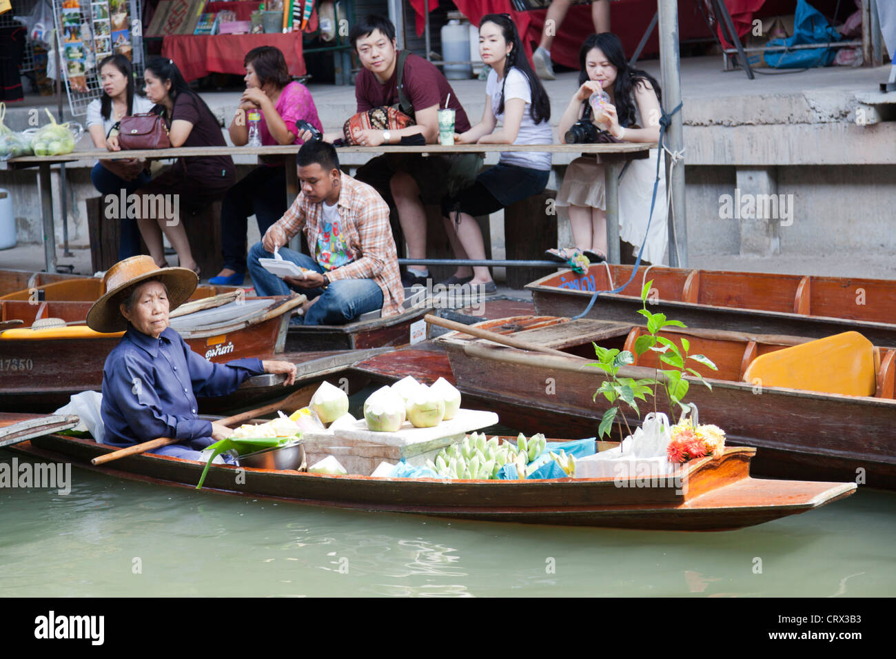 The Damnoen Saduak floating market, a major tourist destination in Thailand. Le marché flottant de Damnoen Saduak en Thaïlande. Stock Photo