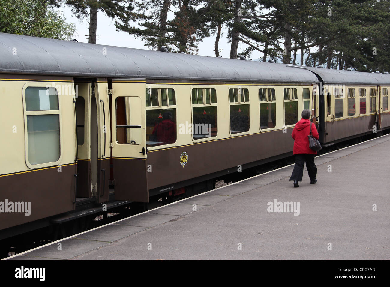 Passengers waiting for steam train hi-res stock photography and images ...
