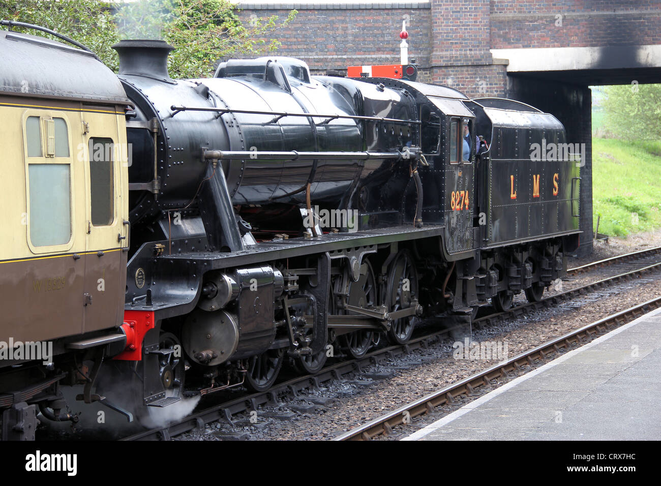 Passengers waiting for steam train hi-res stock photography and images ...