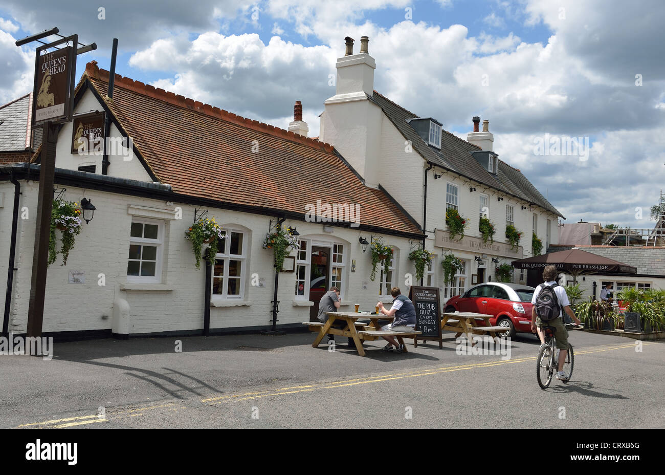 The Queen's Head Pub, Bridge Road, Weybridge, Surrey, England, United Kingdom Stock Photo