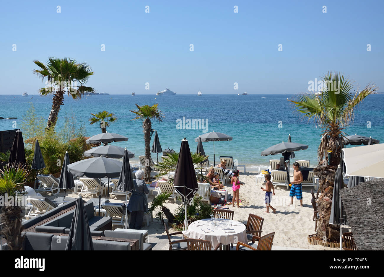 'Le Rubin Blue' restaurant and beach, Juan-les-Pins, Côte d'Azur, Alpes-Maritimes, Provence-Alpes-Côte d'Azur, France Stock Photo