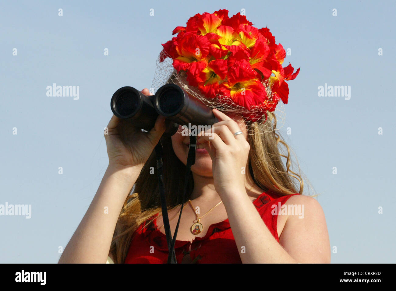 Viewers with hat on the Nad Al Sheba Racecourse in Dubai Stock Photo