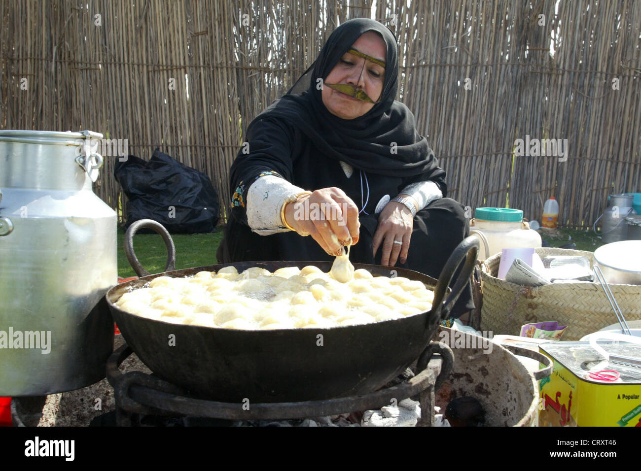 Dubai veiled woman hi-res stock photography and images - Alamy