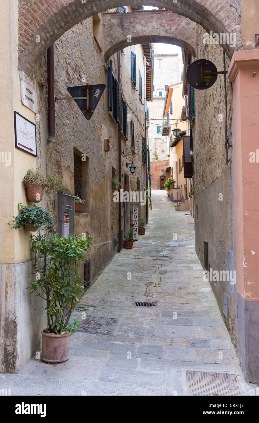 Narrow Italian alley between buildings in Montepulciano Stock Photo - Alamy
