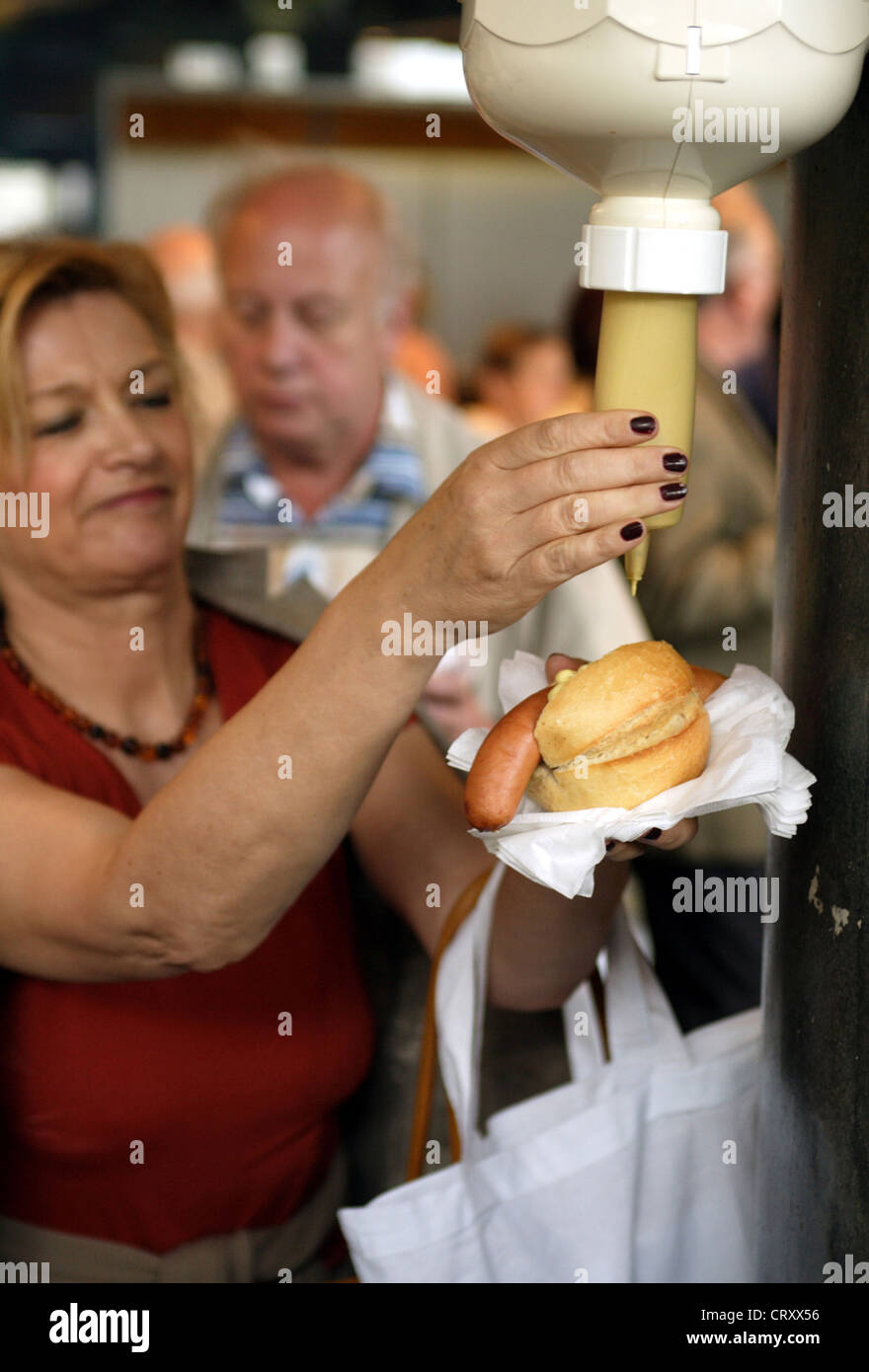 Sausages on buns with mustard dispenser, Lufthansa HV Stock Photo