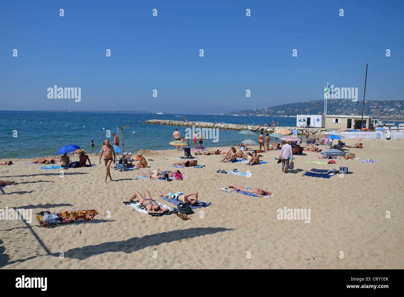 Plage Publique (public beach), Juan-les-Pins, Côte d'Azur, Alpes-Maritimes,  Provence-Alpes-Côte d'Azur, France Stock Photo - Alamy