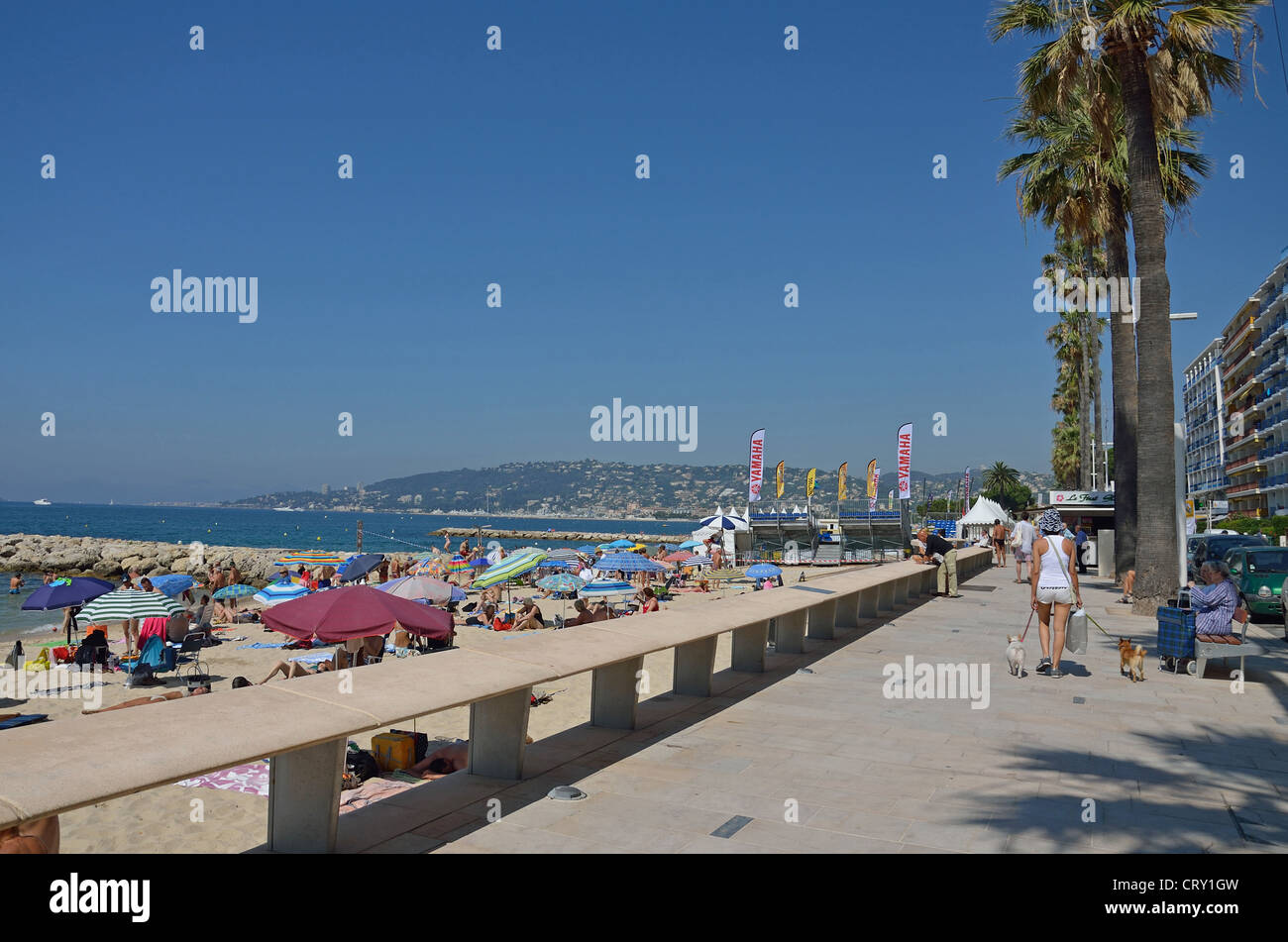 Beach and promenade, Juan-les-Pins, Côte d'Azur, Alpes-Maritimes, Provence-Alpes-Côte d'Azur, France Stock Photo