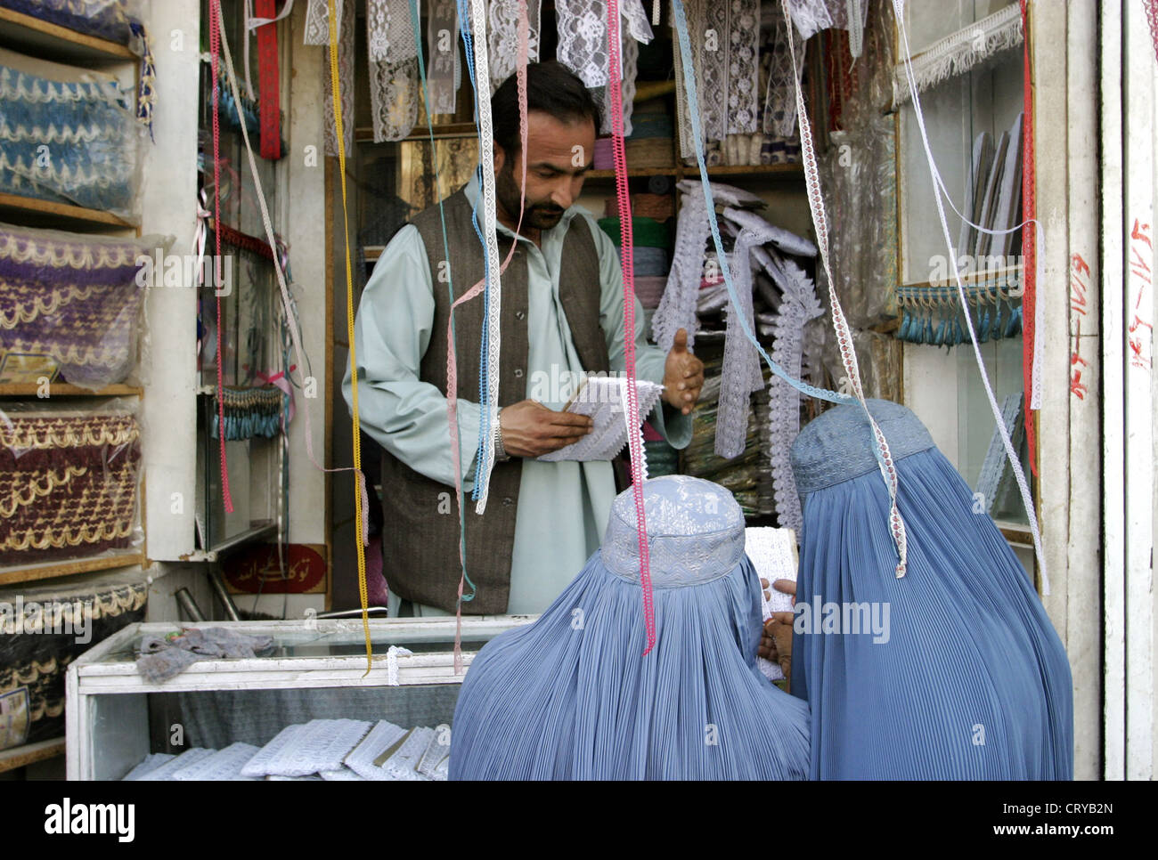 Women in burkas verhuelllte shopping in Kabul Stock Photo Alamy