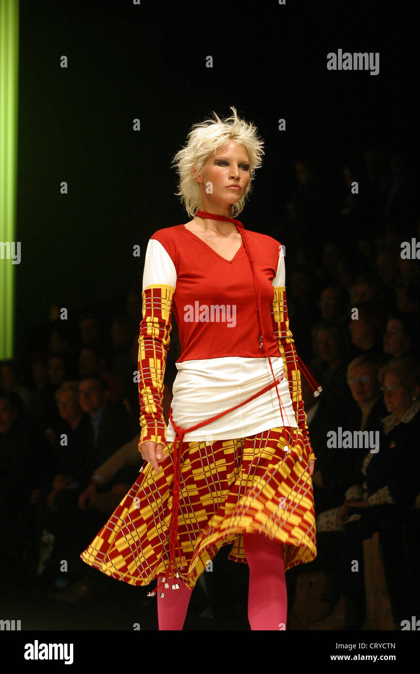 Fashion show man woman hi-res stock photography and images - Alamy