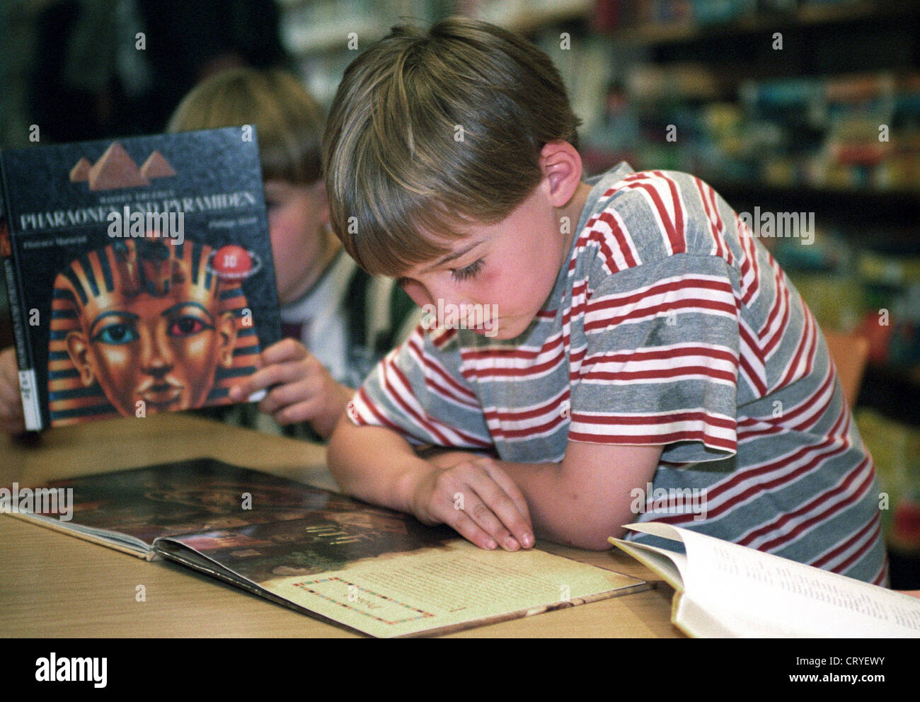 Young children in the library of the American Memorial Library (T) Stock Photo