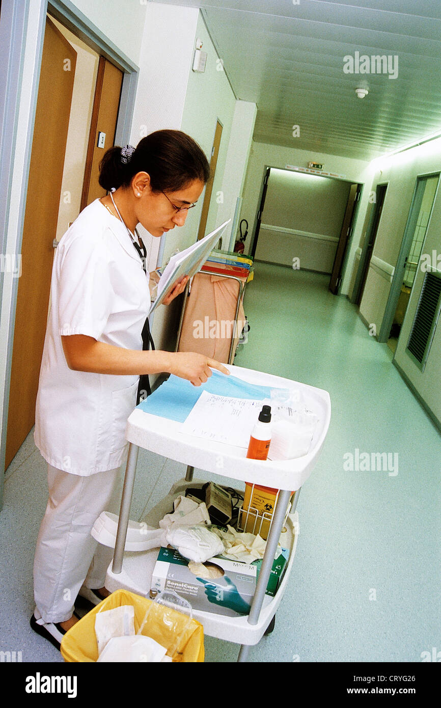 NURSE DISPENSING DRUGS Stock Photo Alamy