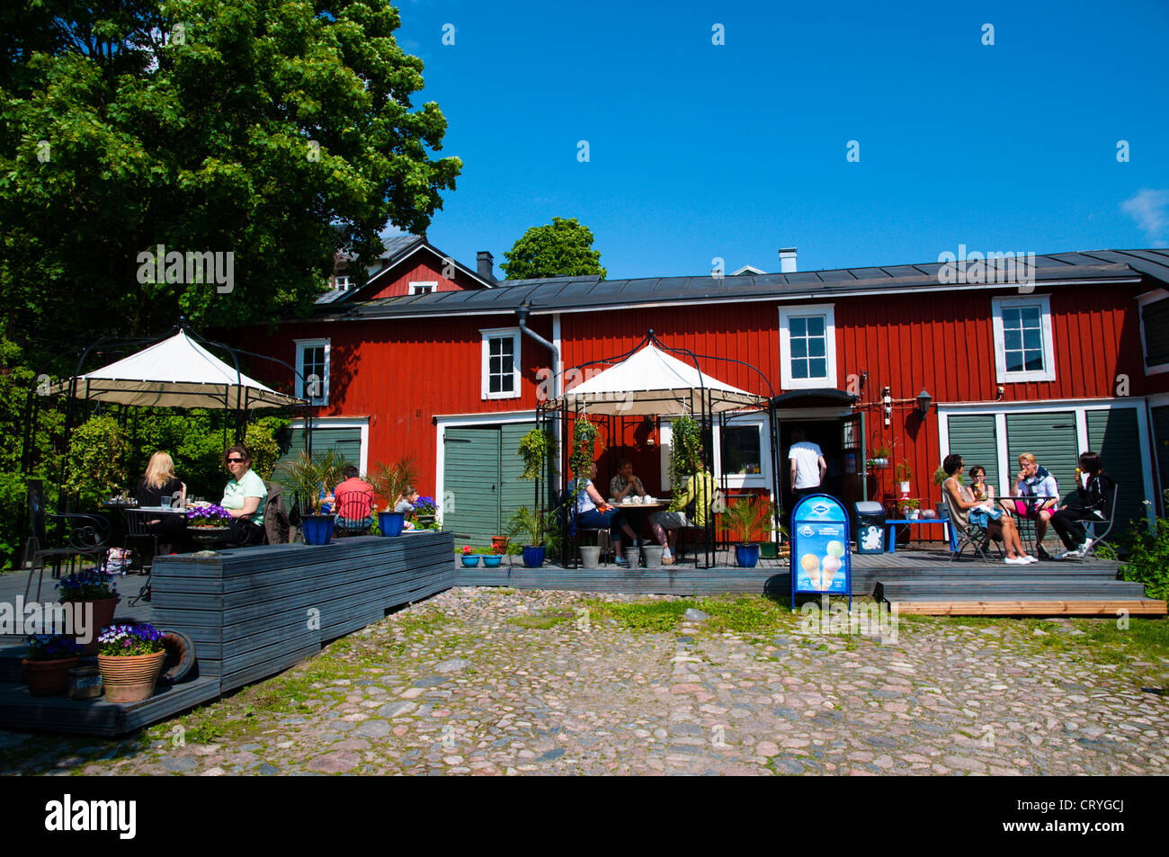 Cafe in the courtyard hi-res stock photography and images - Alamy