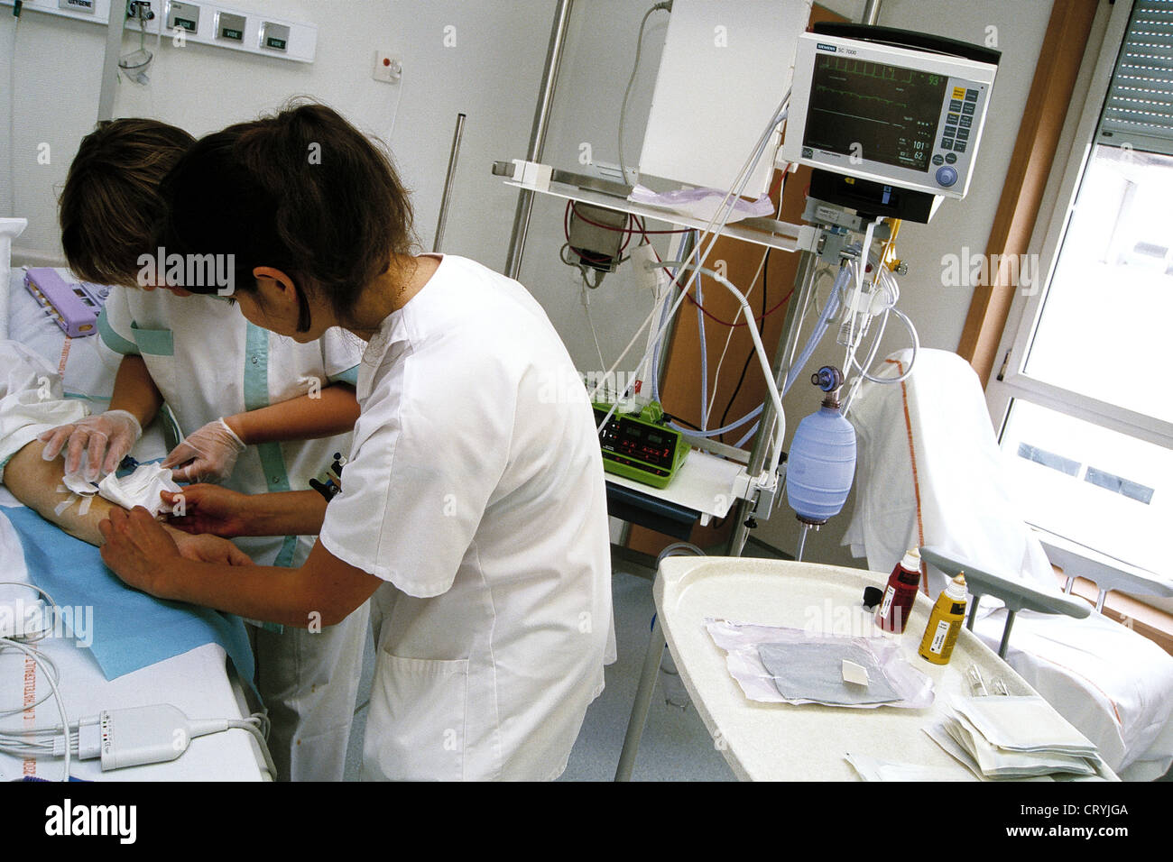 STUDENT NURSE DISPENSING CARE Stock Photo Alamy
