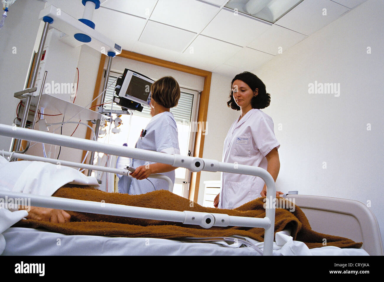 STUDENT NURSE DISPENSING CARE Stock Photo Alamy