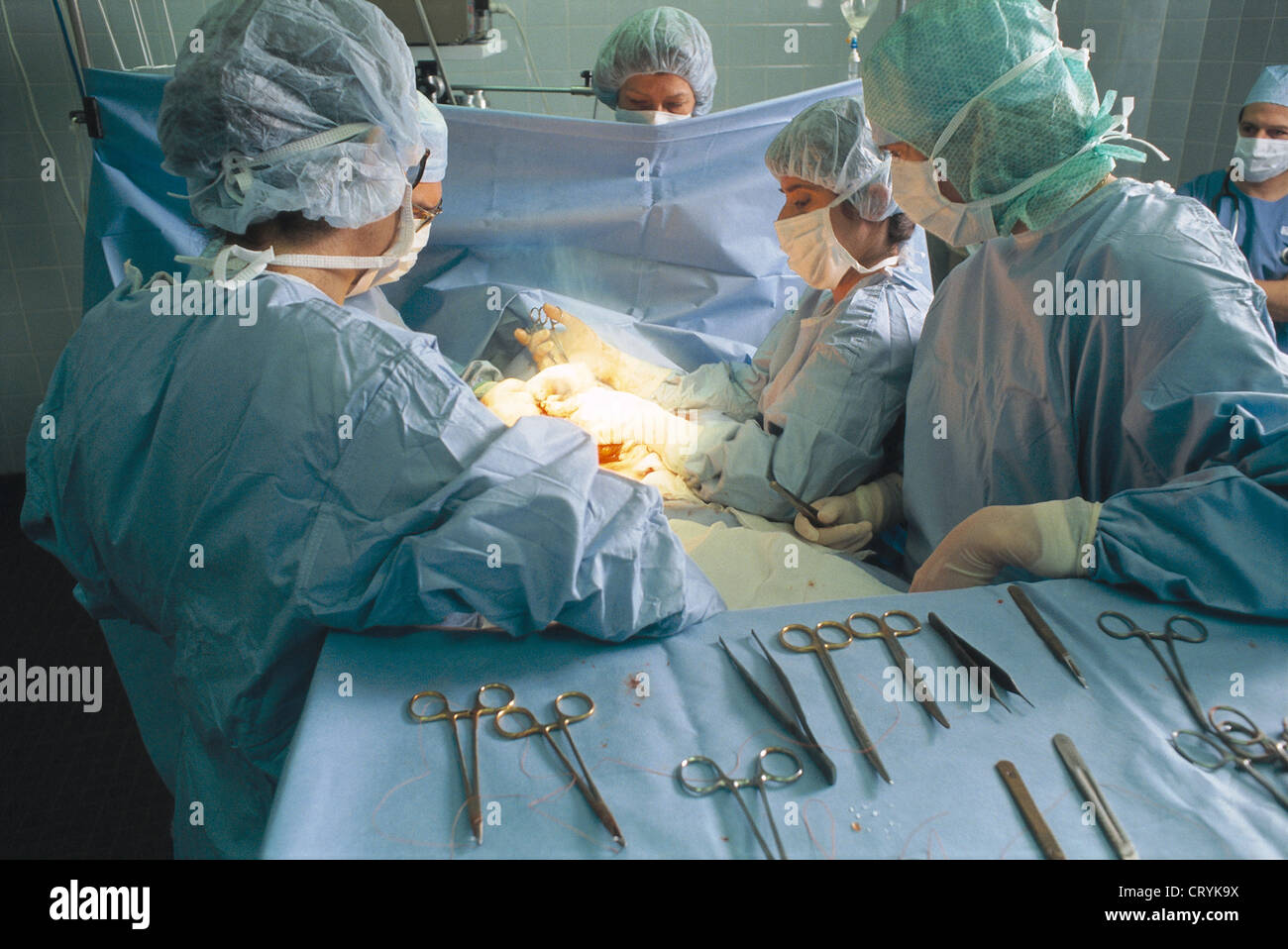 Surgery teamwork people in hi-res stock photography and images - Alamy