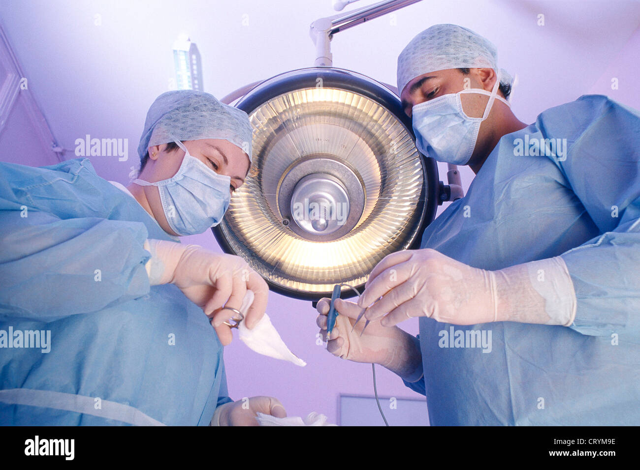 surgical-team-CRYM9E.jpg