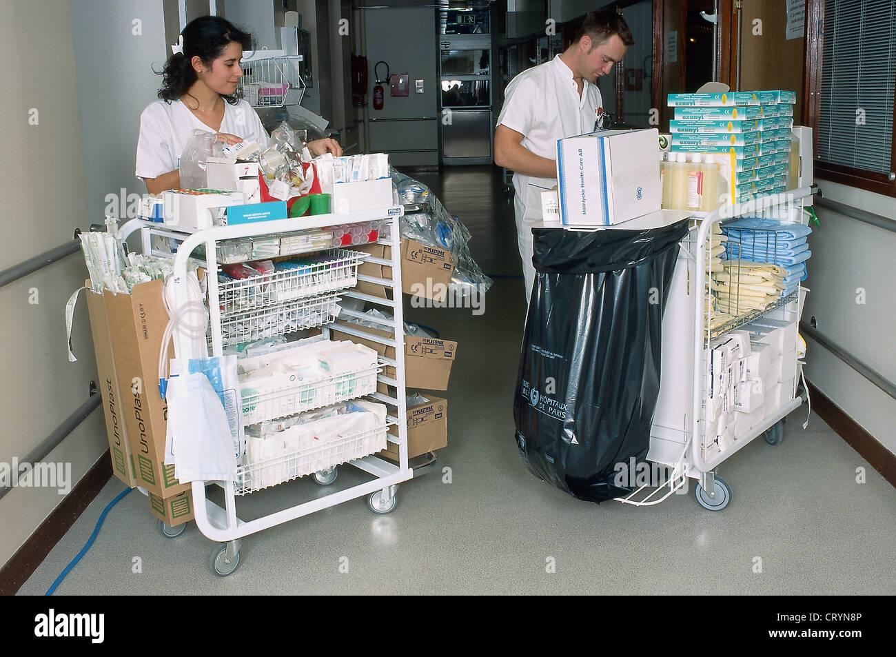 NURSE DISPENSING DRUGS Stock Photo Alamy