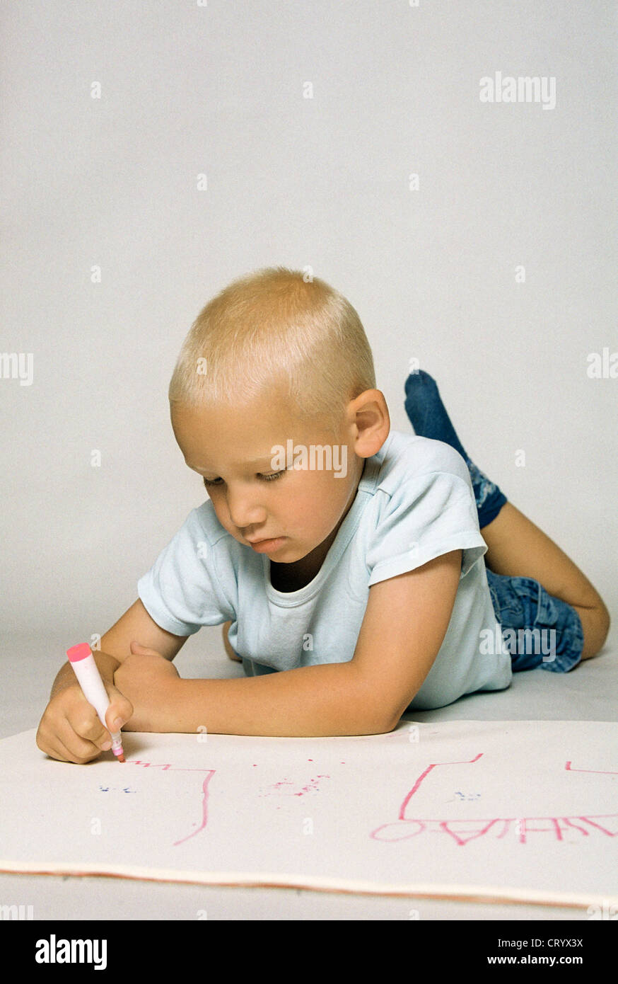 fuenfjaehriges child paints Stock Photo