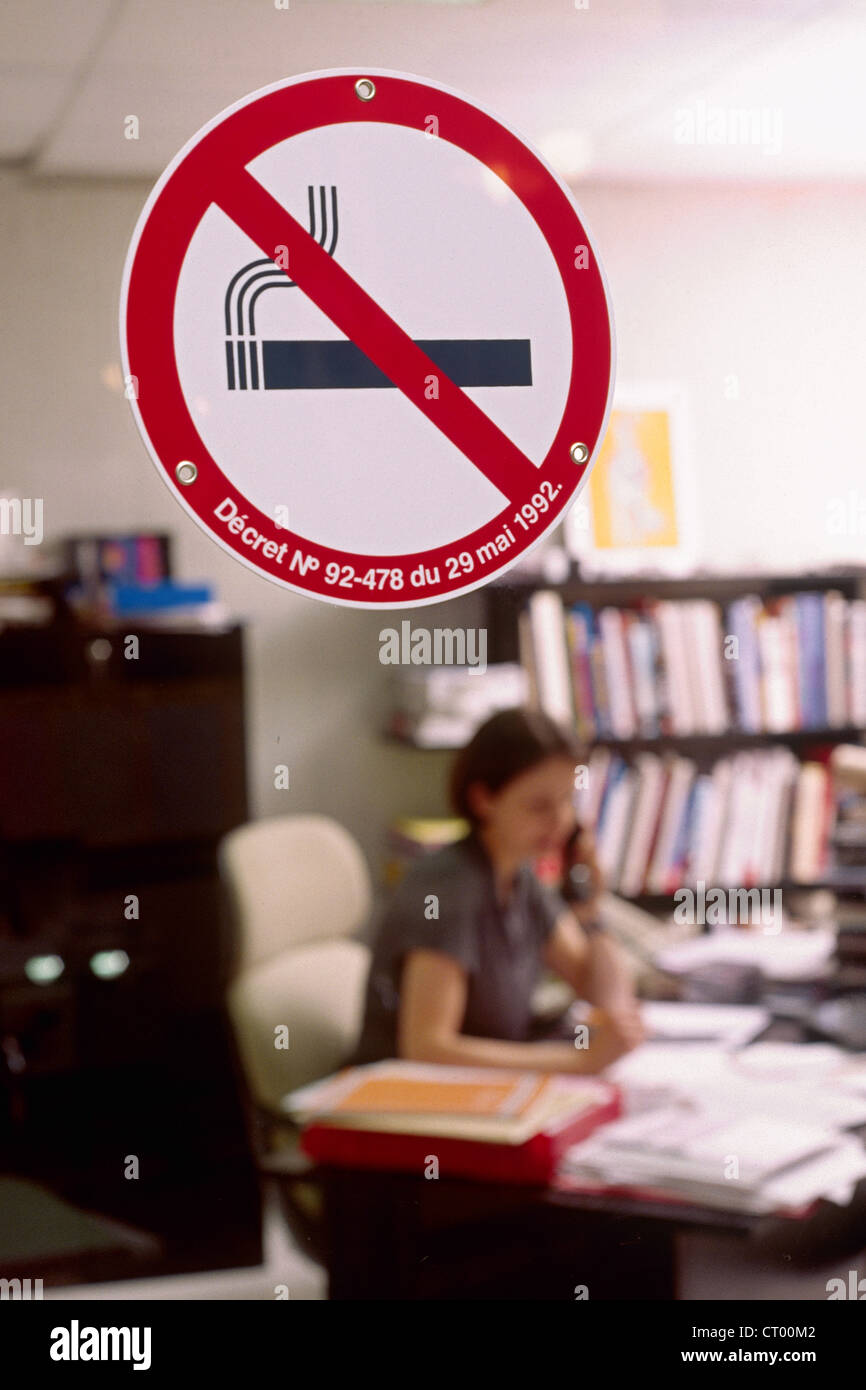 Hospital no smoking sign hi-res stock photography and images - Alamy
